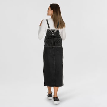 GUESS Nahrbtnik | črna barva: sprednja stran