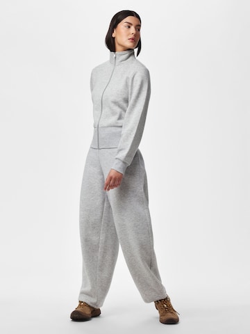 PIECES Sweatshirt in Grau