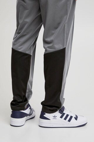 Regular Pantalon 'Izayah' !Solid en gris