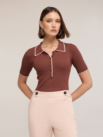Pull-over MOTIVI en marron : devant