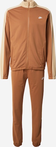 Nike Sportswear Joggingpak 'CLUB' in Bruin: voorkant