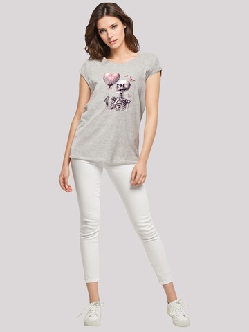 T-shirt 'Skelett hält Herzballon' F4NT4STIC en gris