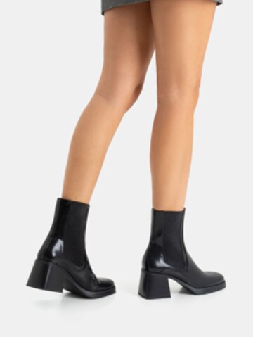 Bershka Chelsea Boots in Black: front