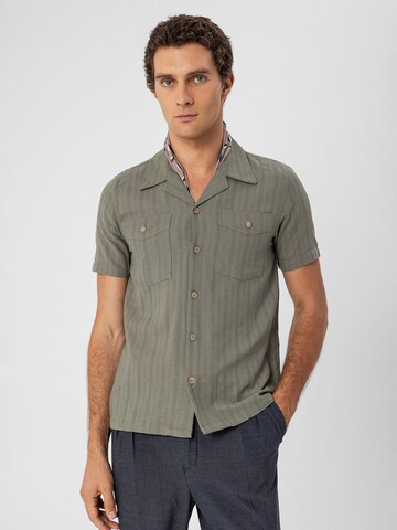 Coupe regular Chemise Antioch en vert : devant