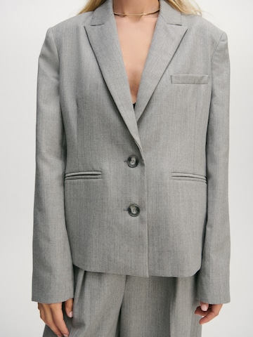 ABOUT YOU x Marie von Behrens - Blazer 'Caya' en gris