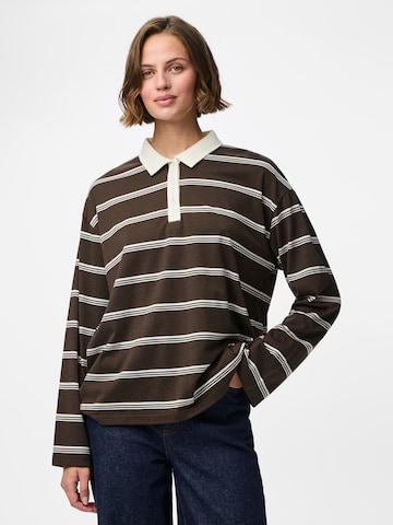 T-shirt 'PCSadie' PIECES en marron : devant