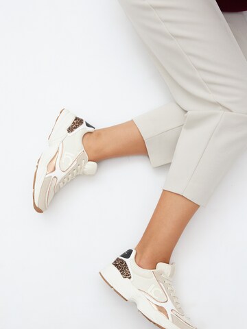 Baskets basses Lola Casademunt en blanc
