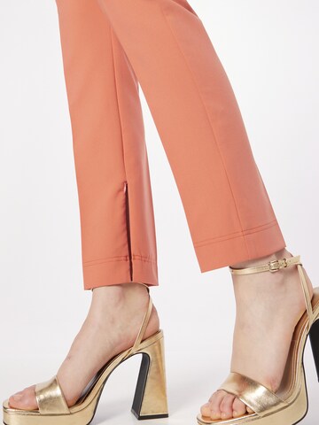regular Pantaloni con piega frontale di Summum in arancione