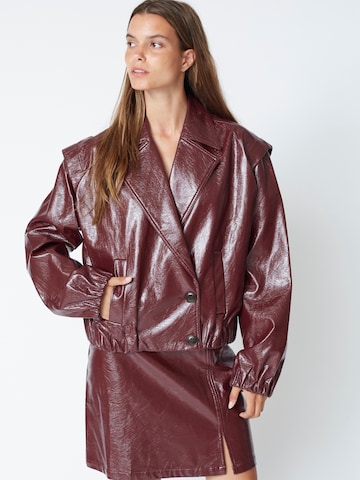 Veste mi-saison 'Posy' co'couture en rouge : devant