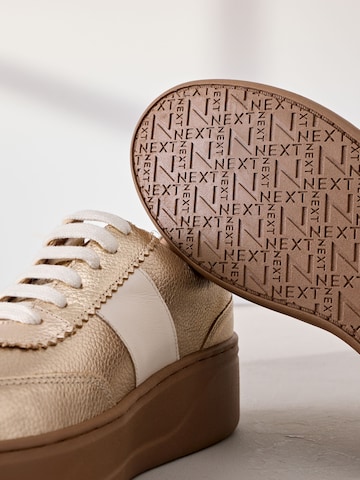 Baskets basses Next en or