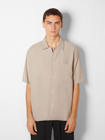 Bershka Comfort fit Overhemd in Beige: voorkant