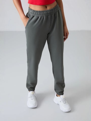Tommy LifeTapered Hlače - siva boja