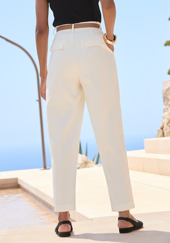 Slimfit Pantaloni cutați de la LASCANA pe alb