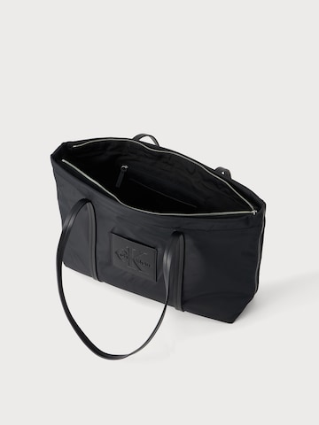 Plase de cumpărături de la Calvin Klein pe negru