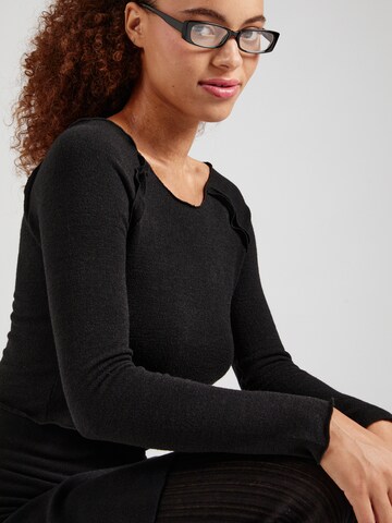 STUDIO SELECT - Camiseta 'Mona' en negro
