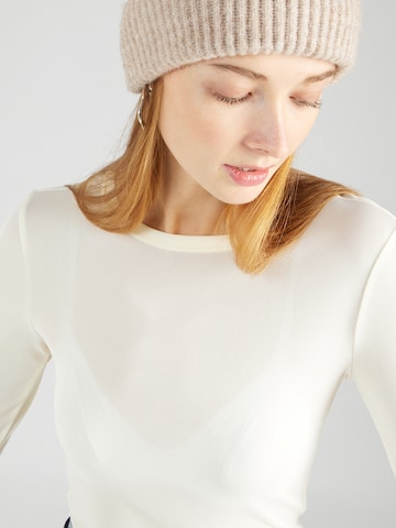 T-shirt Gina Tricot en blanc