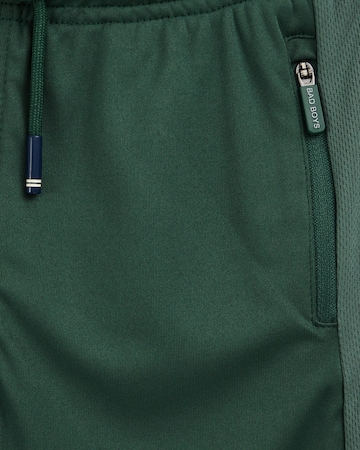 WE Fashion Regular Byxa i grön