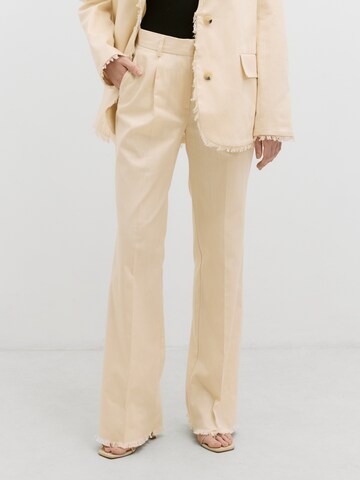 Flared Pantaloni 'Ariane' di EDITED in beige: frontale