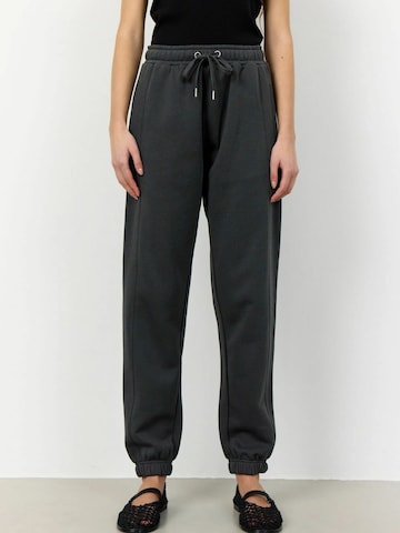Levete Room Tapered Broek 'Nuka 8' in Grijs: voorkant