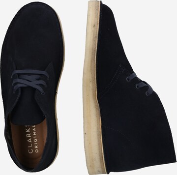 Clarks Originals Chukka-saappaat 'Desert Coal' värissä sininen