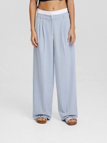 Bershka Wide leg Pleat-front trousers in Blue: front