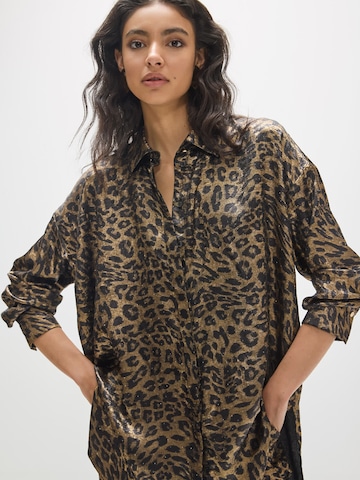 Lola Casademunt - Blusa en marrón: frente