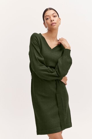 b.young Strickkleid 'NONINA' in Grün: Vorderseite