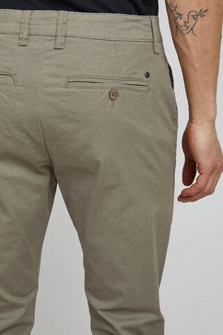 !Solid Regular Chinohose in Beige