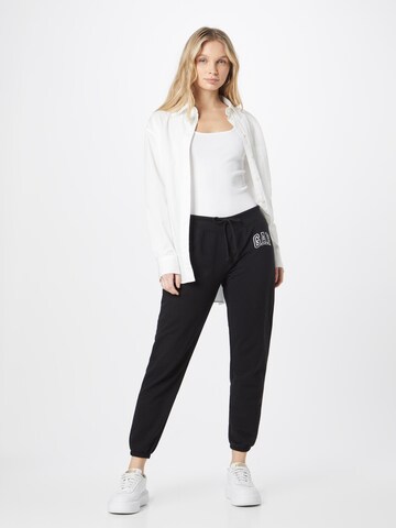 Tapered Pantaloni de la GAP pe negru