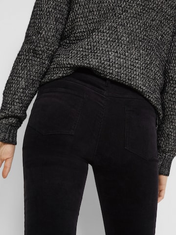 Slimfit Pantaloni di bonprix in nero