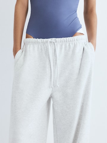 Wide leg Pantaloni de la Pull&Bear pe gri