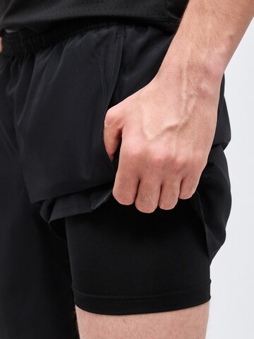NIKE Regular Sportshorts 'MILER' in Schwarz