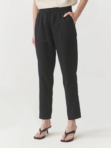 TATUUM - Tapered Pantalón en negro: frente