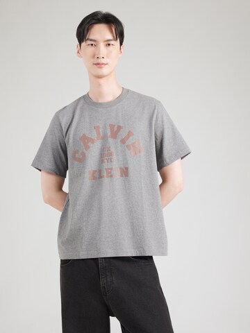 Calvin Klein Jeans Tričko '20S COLLEGE' - Sivá: predná strana