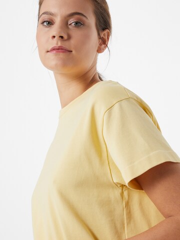 Maglietta 'LUNIE' di DRYKORN in giallo