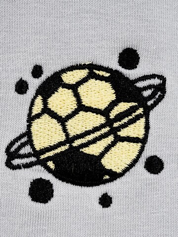 SATURNDAY Shirt 'Fußball' in Grijs