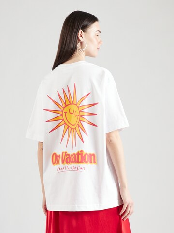 On Vacation Club Shirt 'Sunshine' in White: front