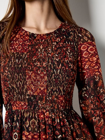 Robe ' ' Apricot en rouge