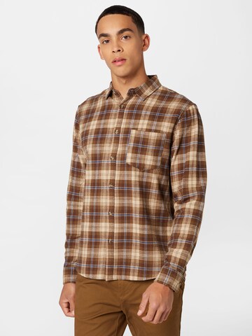 Cotton On - Ajuste regular Camisa 'CAMDEN' en marrón: frente