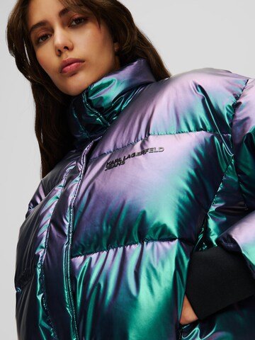 KARL LAGERFELD JEANS Prechodná bunda 'Iridescent' - Zelená