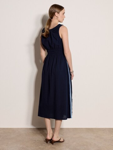 Apricot Crochet Trim Smocked Cotton Midi Dress ' ' in Blau