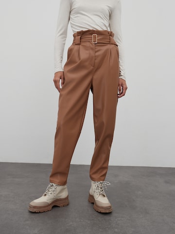 EDITED Loose fit Trousers with creases 'Margit' in Brown: front