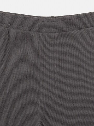 Pull&BearLoosefit Hlače - siva boja