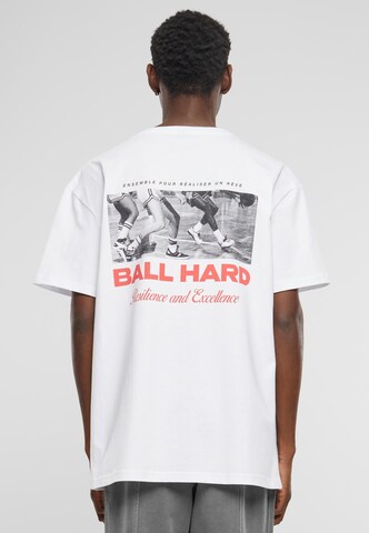 Maglietta 'Ball Hard' di MT Upscale in bianco: frontale