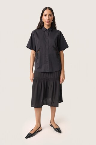 SOAKED IN LUXURY Blouse in Zwart