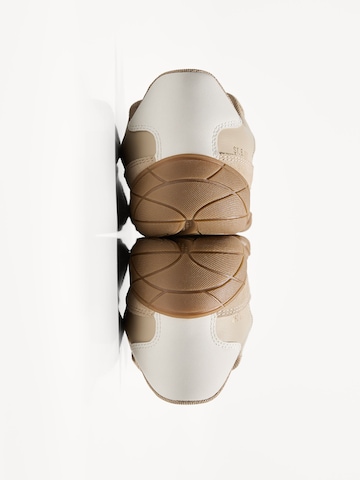 Bershka Sneakers laag 'DEPORTIVO FINO ARENA' in Beige