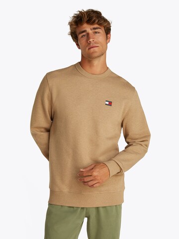 Sweat-shirt 'TJM REG BADGE CREW EXT' Tommy Jeans en marron : devant