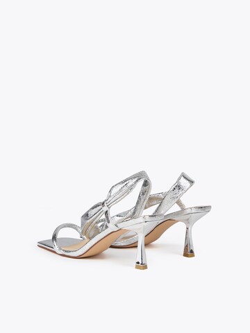 Lola Casademunt - Sandalias con hebilla en plata