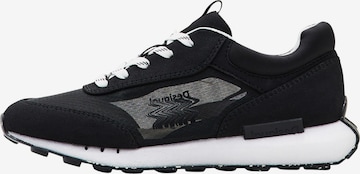 Chaussure de sport à lacets Desigual en noir : devant