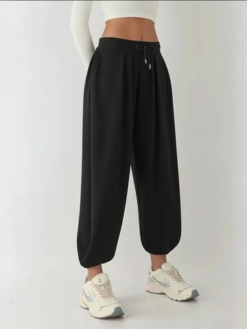 Hiccup Tapered Hose in Schwarz: Vorderseite